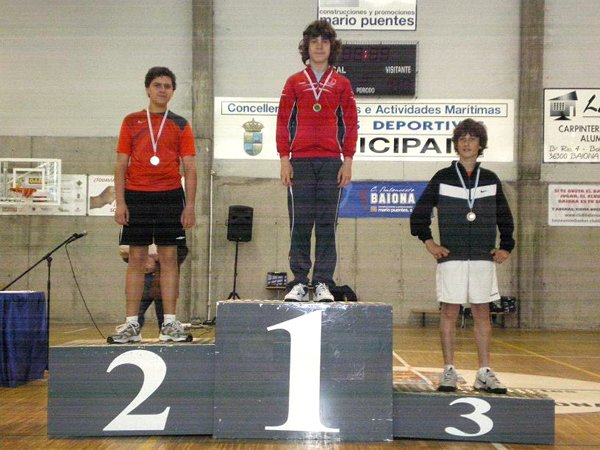 Podio infantil masculino Fase Zonal Vigo-Val Miñor do Campionato Escolar de bádminton. Baiona 26.03.11.